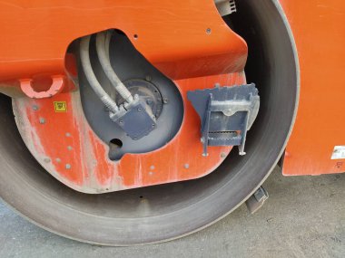 Yol tekerleği. Kompakt silindir asfaltı pürüzsüzleştirir. Yol ve inşaat malzemeleri. Sremska Mitrovica, Sırbistan, 18 Ekim 2020.