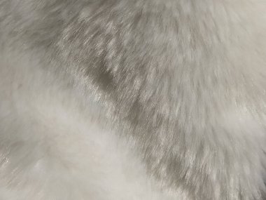 Beyaz sahte kürk. Yakın plan. Kısmen odaklanmış bir fotoğraf. Yumuşak villi.