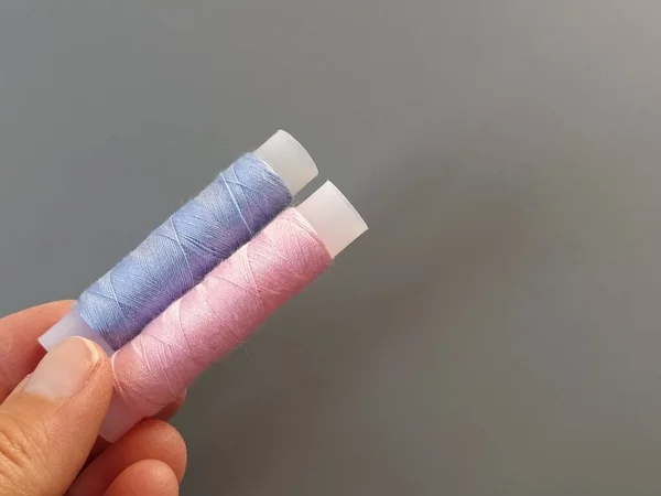 Carretéis Fio Rosa Azul Mão Uma Mulher Indústria Têxtil Fundo — Fotografia de Stock
