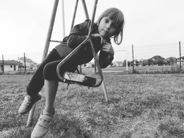 Uma Menina Anos Balançando Balanço Contra Fundo Campo Futebol Imagem — Fotografia de Stock