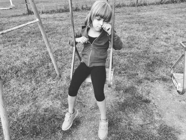 Dziewczyna Huśtawce Czarno Białe Monochromatyczne Fotografie Retro Dziecko Sportowym Mundurze — Zdjęcie stockowe