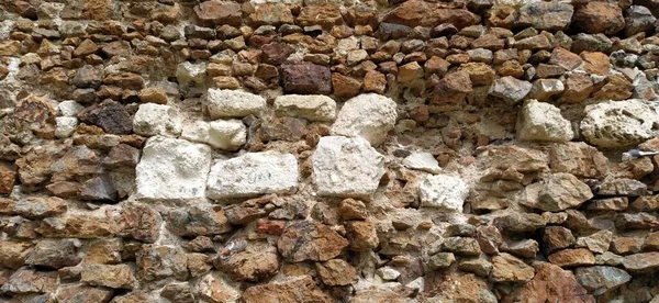 Pared de piedra. Piedras grandes apiladas en colores cálidos. Torre en Kula, Serbia. —  Fotos de Stock