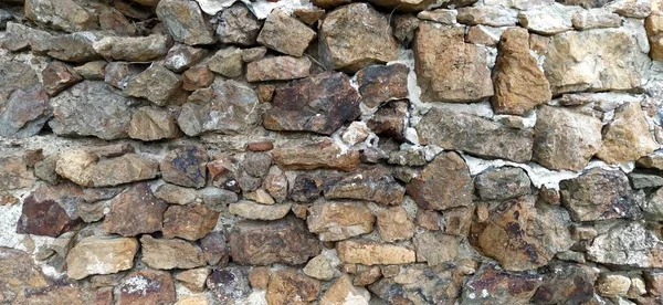 Pared de piedra. Piedras grandes apiladas en colores cálidos. Torre en Kula, Serbia. —  Fotos de Stock