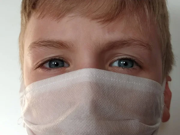 Maskované Dítě Tvář Sedmiletého Chlapce Ochranné Bílé Chirurgické Masce Zblízka — Stock fotografie