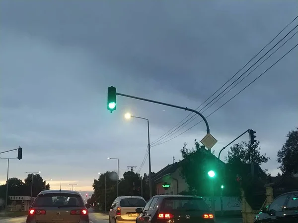 Rua Com Semáforos Placas Trânsito Carros Param Frente Cruzamento Disparar — Fotografia de Stock