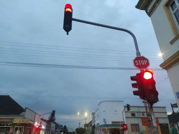 Rua Com Semáforos Placas Trânsito Carros Param Frente Cruzamento Disparar — Fotografia de Stock