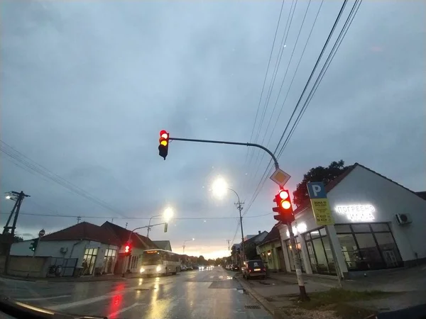 Rua Com Semáforos Placas Trânsito Carros Param Frente Cruzamento Disparar — Fotografia de Stock