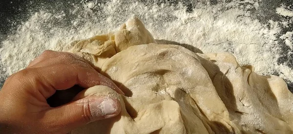 Ręce Ugniatają Ciasto Kobieta Ugniatała Ciasto Pieczenia Lub Pierogów Przygotowanie — Zdjęcie stockowe