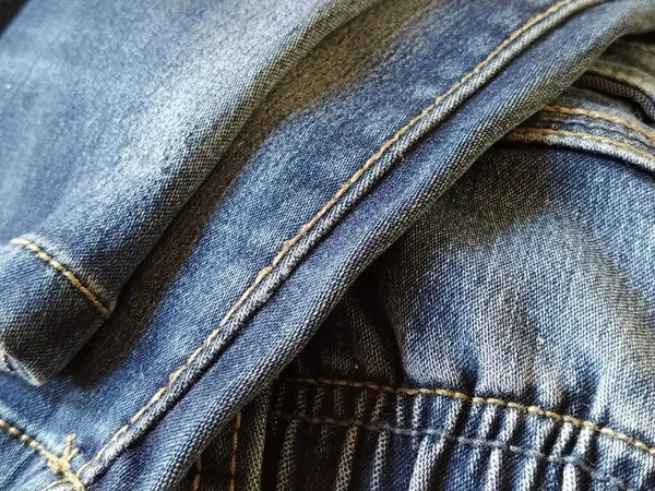 Yakın Plan Kırmızı Veya Bej Ipliklerle Dikişli Denim Kumaşı Tekstil — Stok fotoğraf