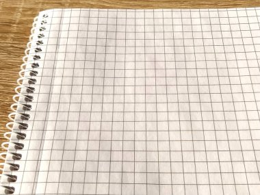 Spiral ile işaretlenmiş defter. Notlar için açık bir not defteri. Yumuşak odaklanma. Uzayı kopyala Metnin için boş sayfa.