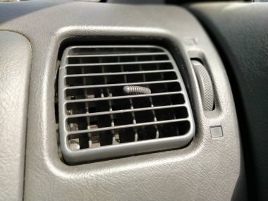 Yolcu bölümünde havalandırma ızgarası var. Arabanın içi gri. Otomobil motoru ızgarası