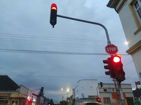 Rua Com Semáforos Placas Trânsito Carros Param Frente Cruzamento Disparar — Fotografia de Stock