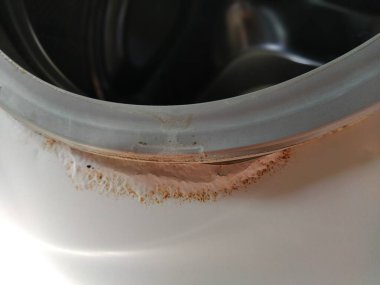 Çamaşır makinesinde pas var. Ev aletlerinde metal aşınma. Ev eşyalarının giyilmesi ve yıpranması. Ev aletleri garanti tamiri. Servis