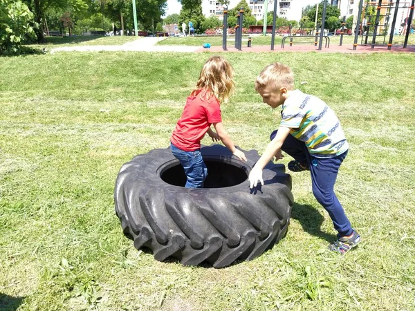 Sremska Mitrovica Serbia Mayo 2020 Los Niños Juegan Recogen Neumático — Foto de Stock