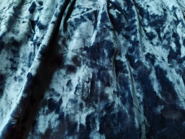 天鹅绒布的背景与发光的光和黑暗的阴影 戏剧和时装设计主题的背景 有溢出的漂亮蓝色面料 — 图库照片