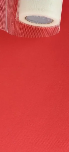 Ύφασμα Λευκό Πλέγμα Ρολό Κόκκινο Φόντο Ταινία Νάιλον Για Δένει — Φωτογραφία Αρχείου