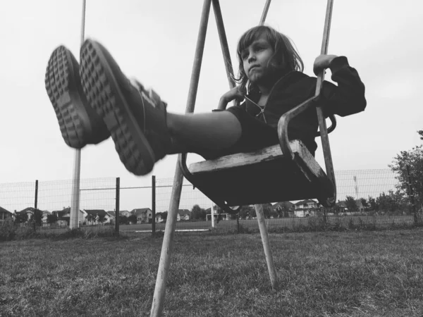 Uma Menina Anos Balançando Balanço Contra Fundo Campo Futebol Imagem — Fotografia de Stock