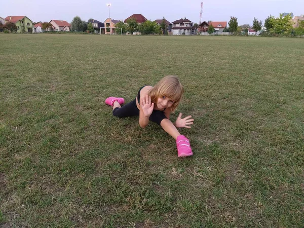 Letá Holka Chodí Stadion Sportovat Dítě Sportovním Oblečení Černých Jasně — Stock fotografie