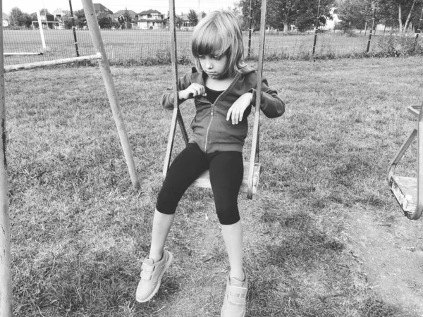 Dziewczyna Huśtawce Czarno Białe Monochromatyczne Fotografie Retro Dziecko Sportowym Mundurze — Zdjęcie stockowe