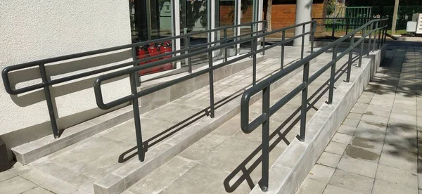 Niepełnosprawne Rampy Przy Wejściu Budynku Nowa Szkoła Wyposażona Według Nowoczesnych — Zdjęcie stockowe