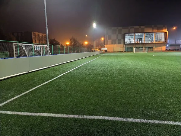 Stadion Lichtern Und Blitzen Leerer Schöner Fußballplatz Mit Leuchtenden Scheinwerfern — Stockfoto