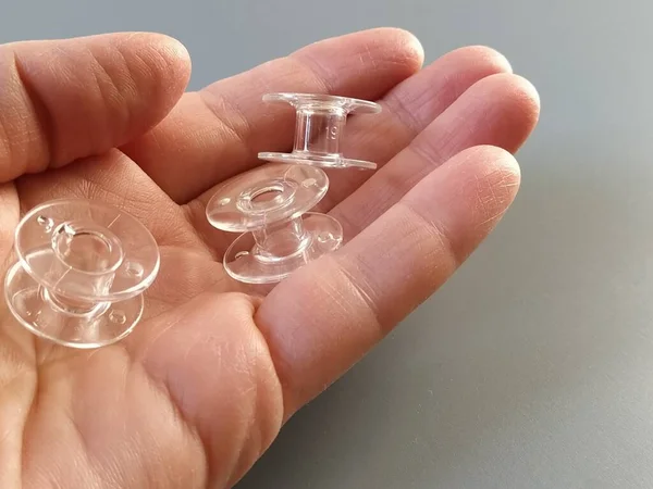 Transparente Plastikspulen Aus Einer Modernen Nähmaschine Der Handfläche Einer Frau — Stockfoto