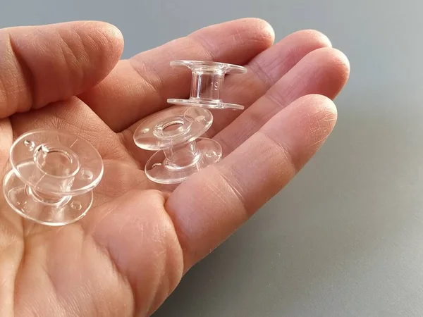 Las Bobinas Transparentes Plástico Máquina Coser Moderna Palma Mujer Costurera — Foto de Stock