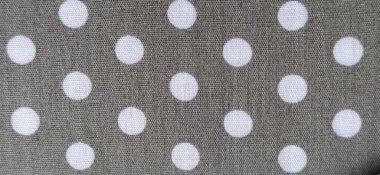 Gri arkaplanda beyaz puantiyeli kumaş, pürüzsüz düz yüzey.