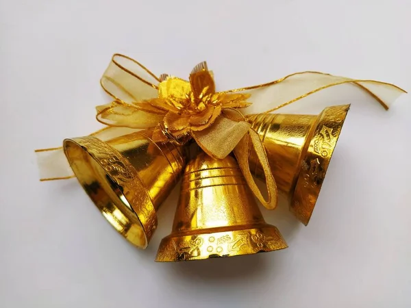 Kerstklokken Geïsoleerd Witte Achtergrond Gouden Decoratie Voor Nieuwjaar Kerstmis — Stockfoto