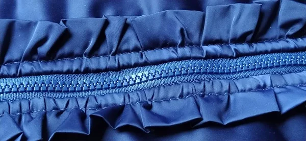 Zíper Abotoado Uma Capa Chuva Azul Ondas Dobras Tecido Lindas — Fotografia de Stock