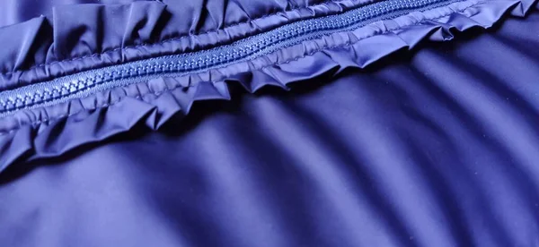 Gombolt Cipzár Egy Kék Esőkabáton Hullámok Redők Anyagban Gyönyörű Fodrok — Stock Fotó