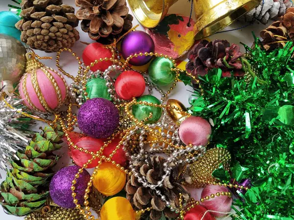 クリスマス装飾コレクション 美しい光沢のある明るいクリスマスツリーの装飾 緑の箔 贈り物を配置しました 新年とクリスマスのための黄色のカラフルな装飾要素 — ストック写真