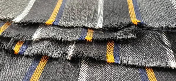 Šedočerná Tkanina Oranžovými Modrými Pruhy Textilní Tkanina Úhledně Složená Povrchu — Stock fotografie