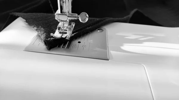 現代のミシンで縫製プロセス クローズアップ 針でミシン足を縫う ダークブルーの生地は 生地の端の二重包装でトリミングされています 自然光 — ストック写真