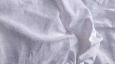 Beyaz pamuklu kumaş, ütülenmiş ve buruşuk değil. Beyaz arka plan. Masa örtüsü veya çarşaf