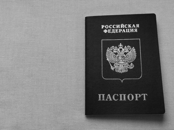 ロシア連邦市民のパスポート 旅行や国境を越えるためのパスポート 人物の正式な身分証明書の写真 白黒のモノクロ画像 表紙にエンボス加工 — ストック写真