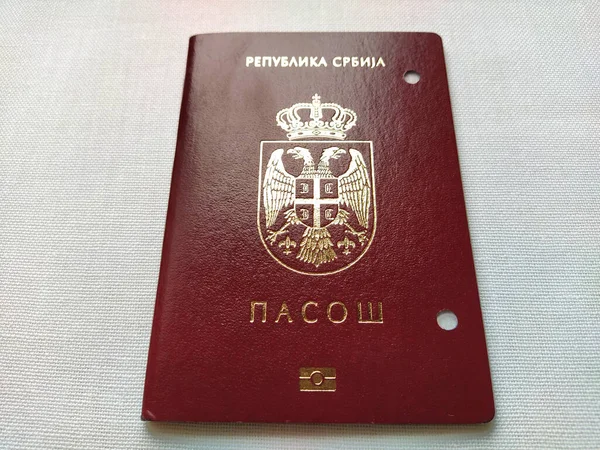 セルビア ベオグラード2020年11月29日 セルビア共和国のパスポート セルビア人の身分証明書 穴が穿たれた新しい生体パスポート 有効期限切れの文書 — ストック写真