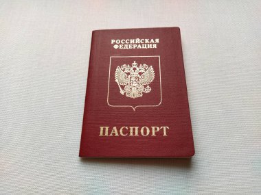 Rusya Federasyonu vatandaşı pasaportu. Uluslararası seyahat ve sınır geçişi pasaportu. Kabartmalı altın harfli Burgundy doküman kapağı. Tekstil için beyaz arkaplan.