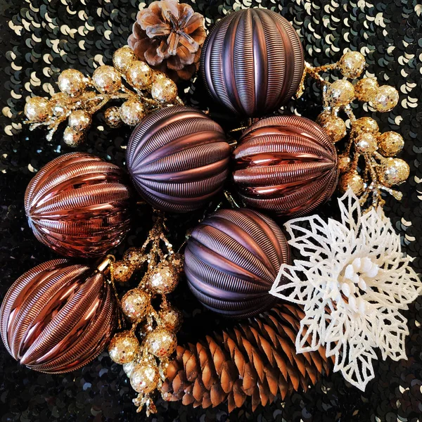 クリスマスツリーの装飾やボール 黄金の小枝と黒のスパンコールの美しい組成 新年やクリスマスの背景やポストカード ブラウン ブラック ゴールド ベージュのトーン — ストック写真