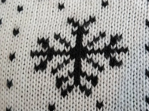 색실로 스웨터에 눈송이를 두르고 있었다 새해나 크리스마스 스웨터나 스카프를 만드는 — 스톡 사진