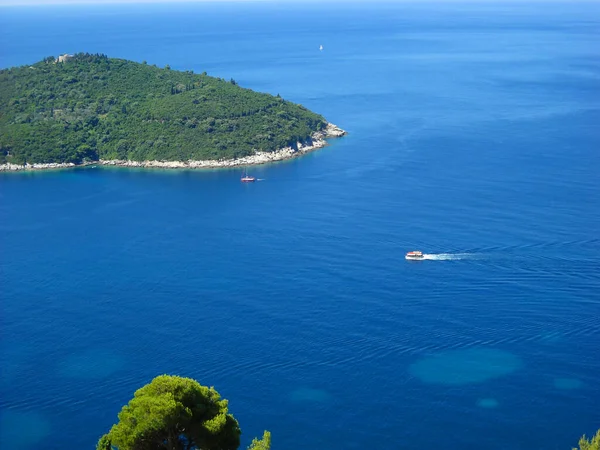 从空中俯瞰亚得里亚海 克罗地亚杜布罗夫尼克附近的岛屿 美丽的蓝色海面上有船 船和游艇 水面上的亮点 松树冠 — 图库照片