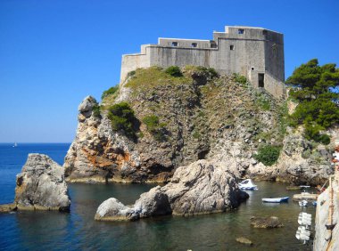 Hırvatistan 'ın Dubrovnik kentindeki St. Lawrence Kalesi. Adriyatik kıyılarının cazibesi. Turist rotaları. Yüksek kayalık bir deniz kıyısındaki kale. Mavi deniz ve gökyüzü. Lovrijenac.