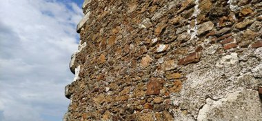 Eski kulenin duvarları. Yüzyıllardır açık havada duran bir taş ustası. Sırbistan manzarası. Kula
