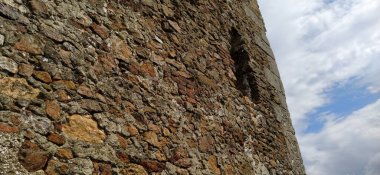 Eski kulenin duvarları. Yüzyıllardır açık havada duran bir taş ustası. Sırbistan manzarası. Kula