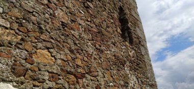 Eski kulenin duvarları. Yüzyıllardır açık havada duran bir taş ustası. Sırbistan manzarası. Kula