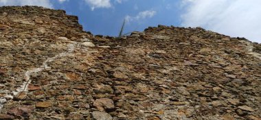 Eski kulenin duvarları. Yüzyıllardır açık havada duran bir taş ustası. Sırbistan manzarası. Kula