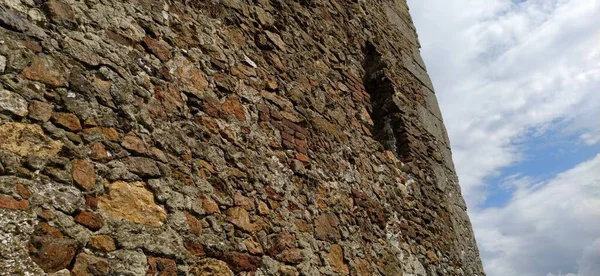 Eski kulenin duvarları. Yüzyıllardır açık havada duran bir taş ustası. Sırbistan manzarası. Kula