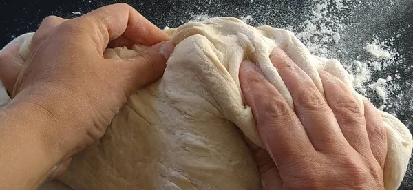 Χέρια Ζυμώστε Ζύμη Γυναίκα Ζυμώνει Ζύμη Για Ψήσιμο Ζυμαρικά Προετοιμασία — Φωτογραφία Αρχείου