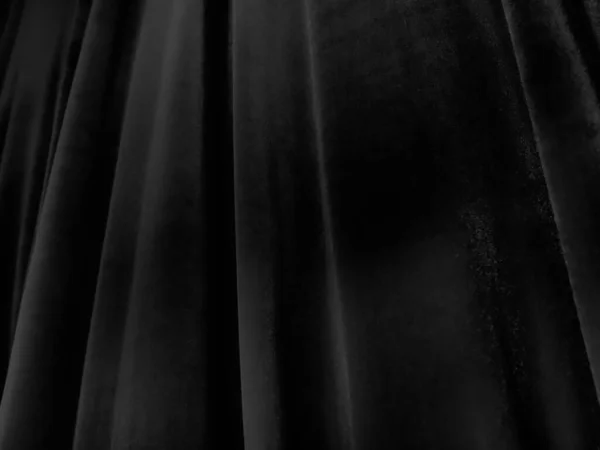 黒いベルベットのカーテンの柔らかい波 様式化された焦点を当てた画像 快適な生地で作られた暗いドレープレイヤード カーテンの上にプレート 要旨黒と灰色の背景 — ストック写真