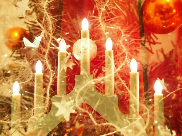 Lampada sotto forma di candele. Benvenuto simbolo scandinavo. Natale festivo o Anno nuovo illuminazione accogliente di una casa o un appartamento. Creare un'atmosfera festosa — Foto Stock